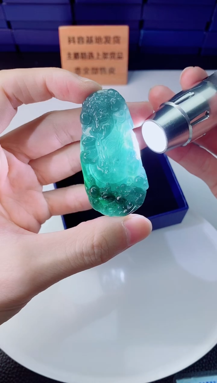翡翠未镶嵌颈饰  ·