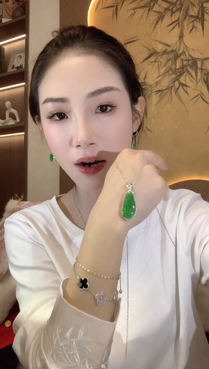 【闪购商品】翡翠吊坠(不含链)18K金镶嵌A28