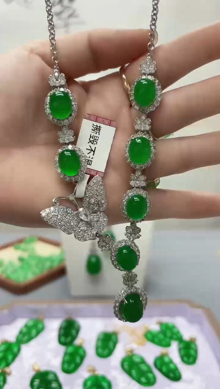 高货豪镶满绿鸽子蛋蝴蝶口头