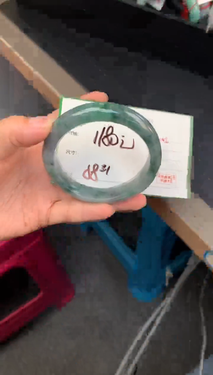 未镶嵌定制翡翠毛货需精细抛光+多人