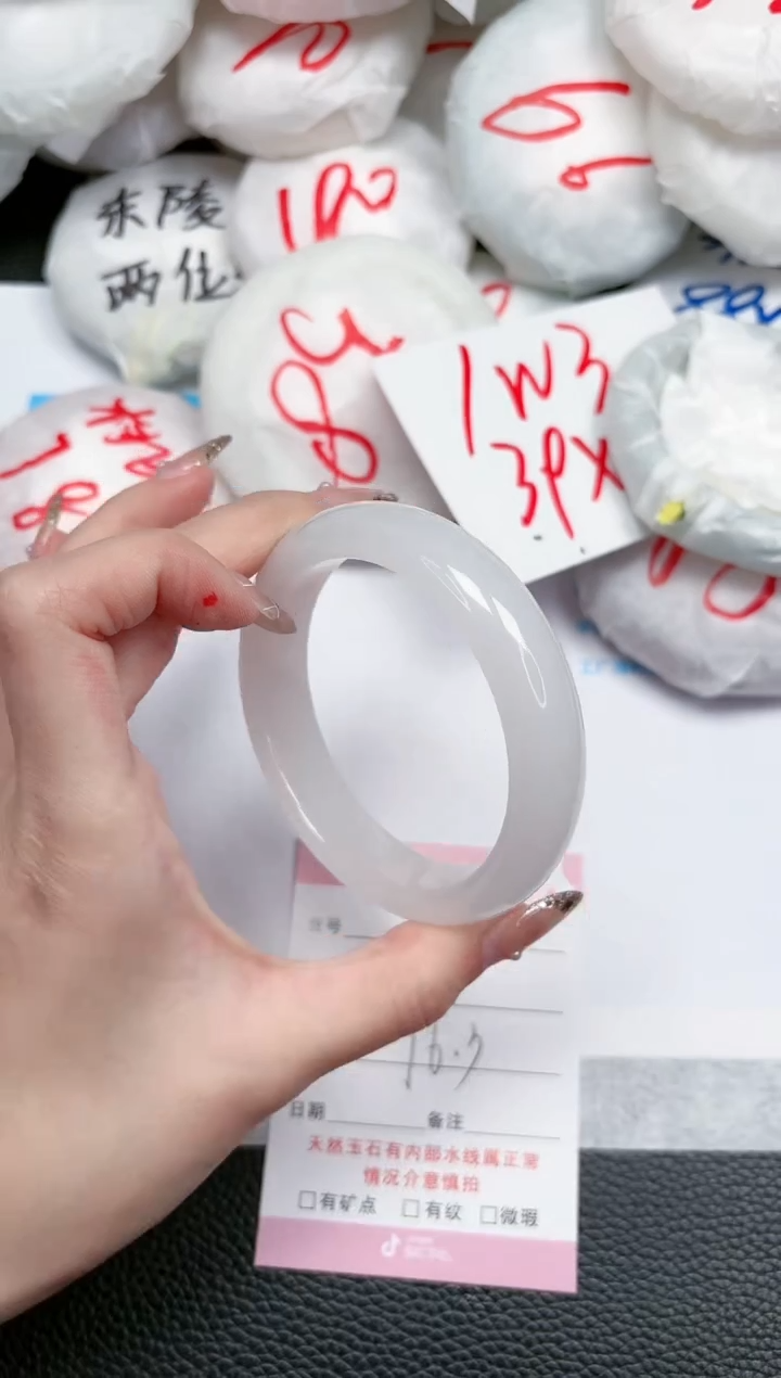 【闪购商品】石英质玉手镯未镶嵌163-56.3