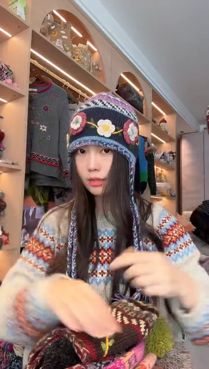 羊毛蓝色勾花护耳帽