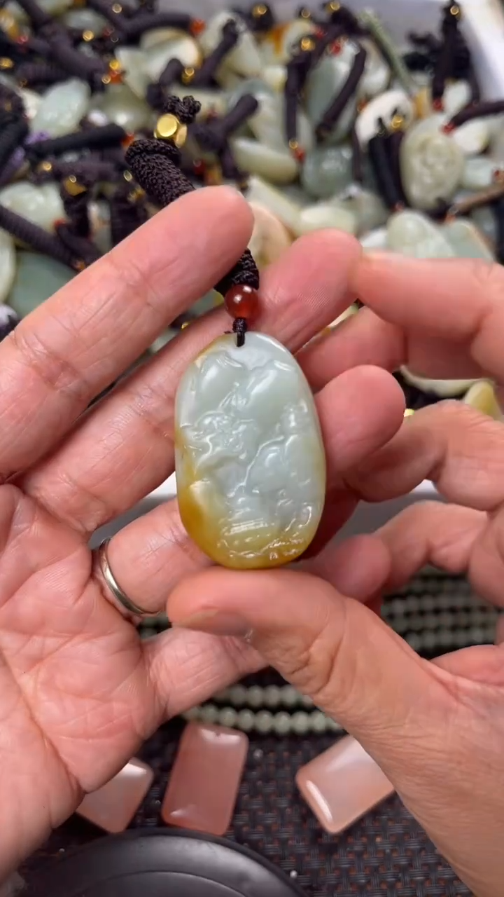 【闪购商品】和田玉颈饰未镶嵌多样性发货没有证书拍一发一有瑕