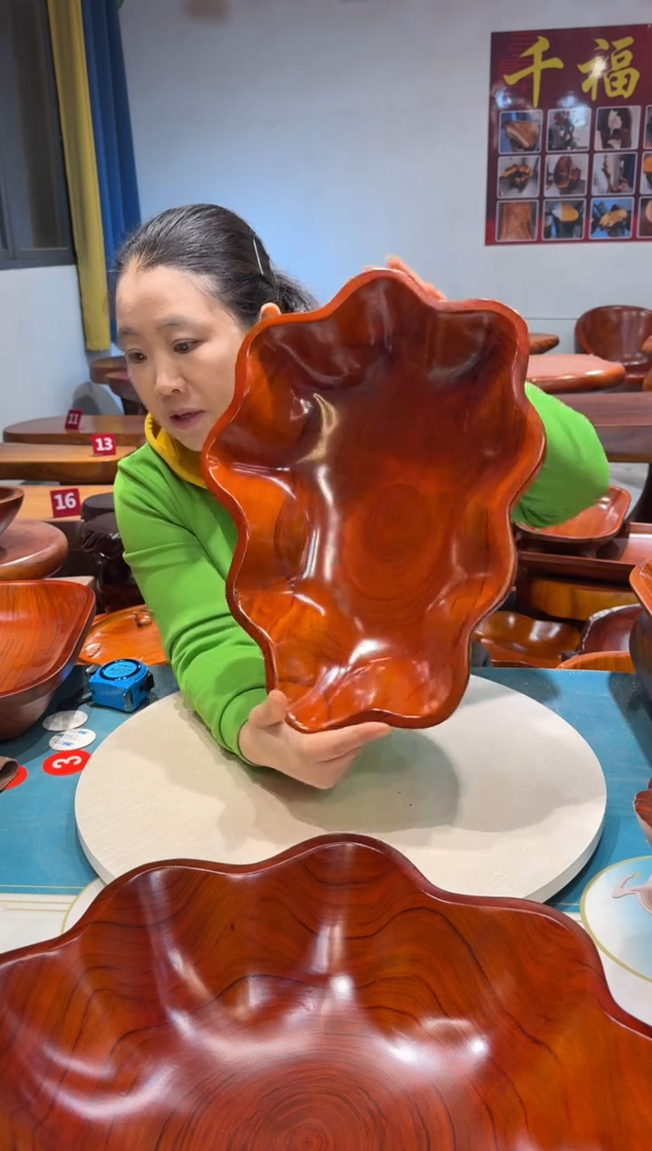 木 花边果盘 43*32.2*10.4