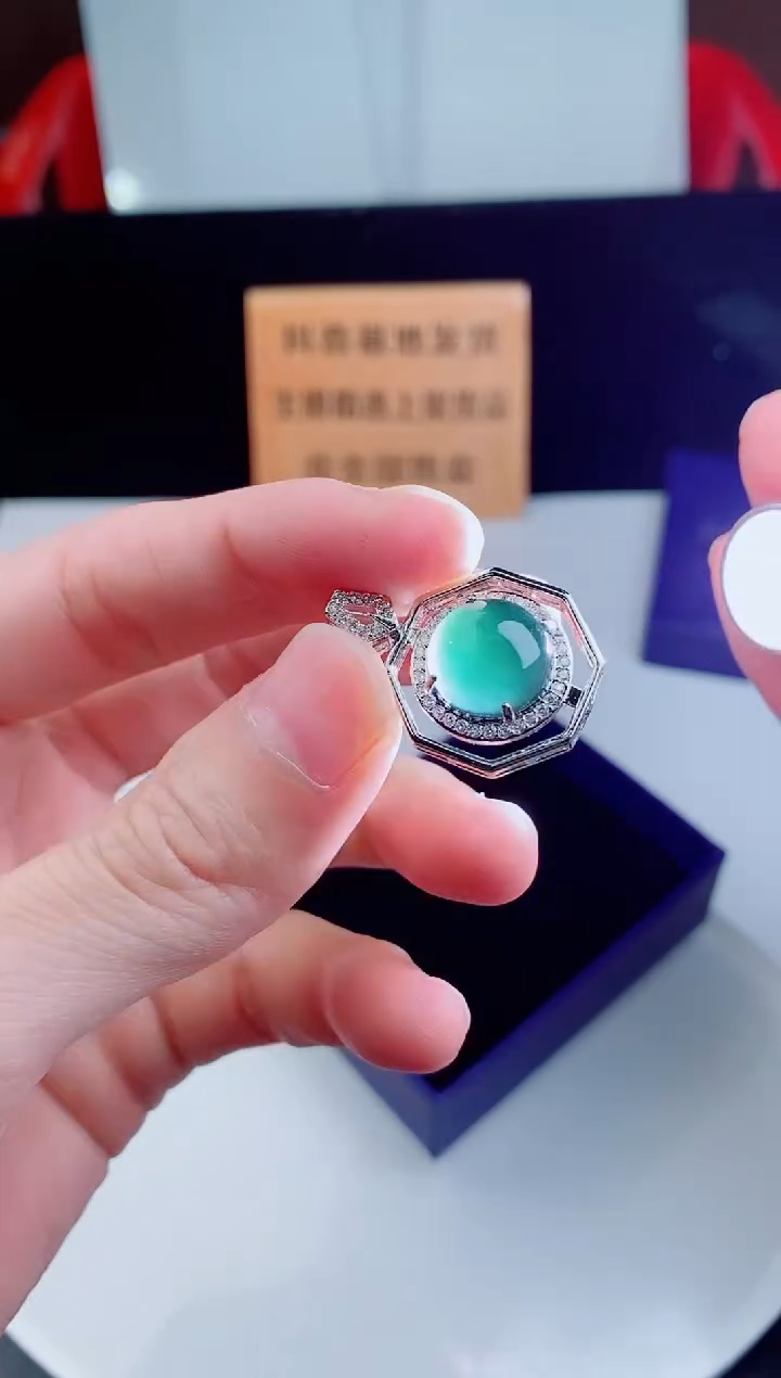 颈饰未镶嵌翡翠   