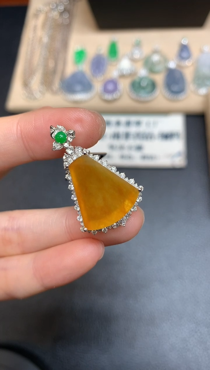 【闪购商品】翡翠颈饰18K金镶嵌无事牌【无服务费