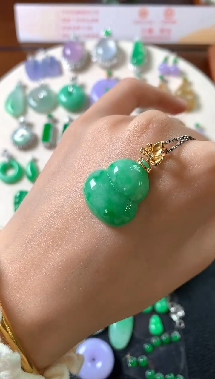 吊坠(赠链)18K金镶嵌翡翠吊坠