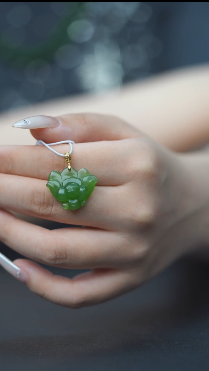 吊坠(赠链)未镶嵌和田玉苹果绿荷花HA00563