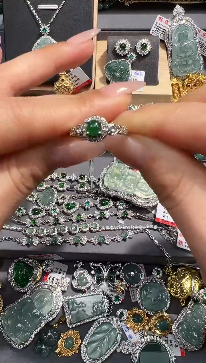 【闪购商品】翡翠吊坠(赠链)未镶嵌天然翡翠A货