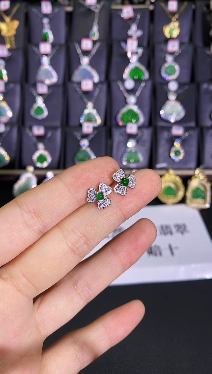 【闪购商品】翡翠吊坠(赠链)未镶嵌三叶草耳钉