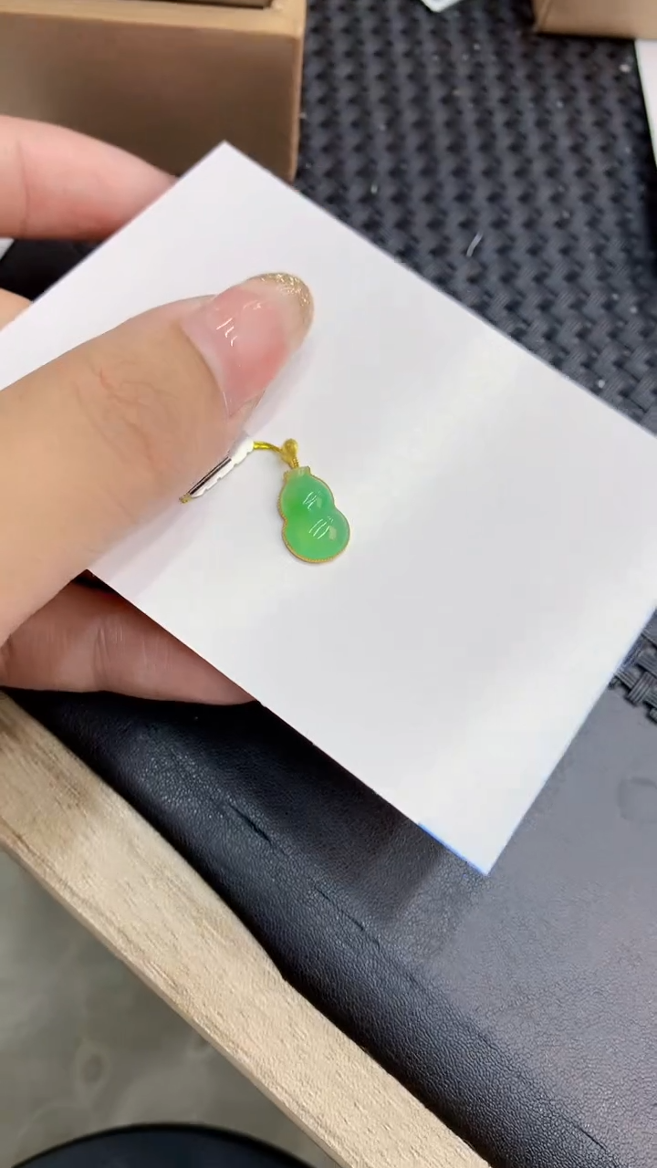翡翠18K金镶嵌颈饰             8