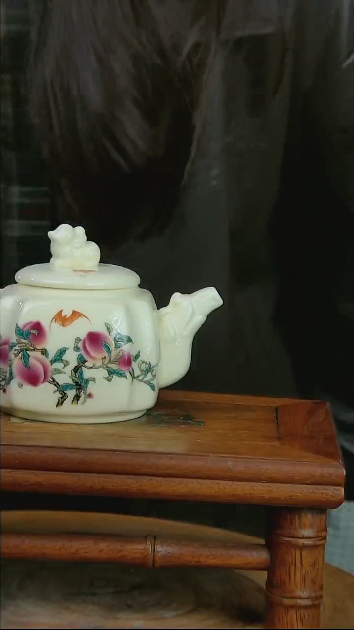 摆件陶黄稀土寿桃龙壶