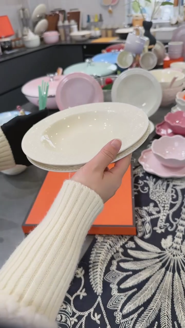 【闪购商品】瓷2个浮雕草莓深盘-奶油白8寸