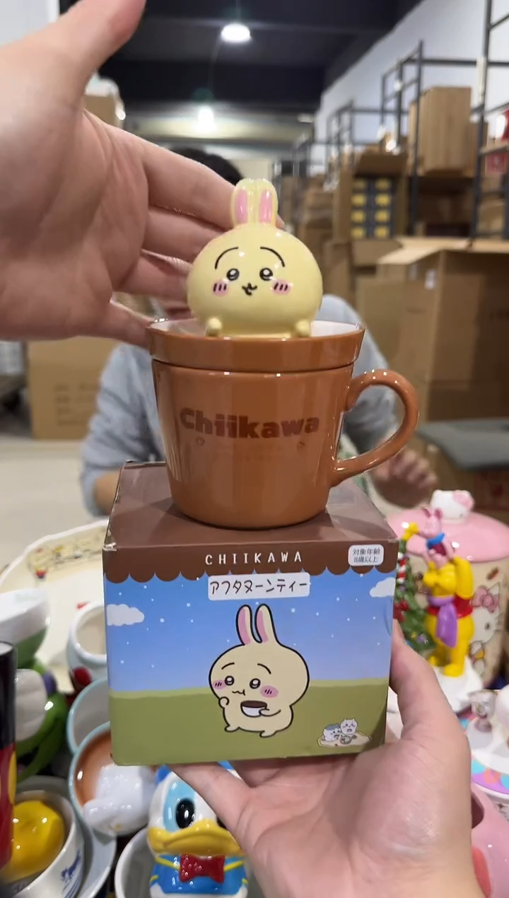 瓷片乌萨奇带盖杯 