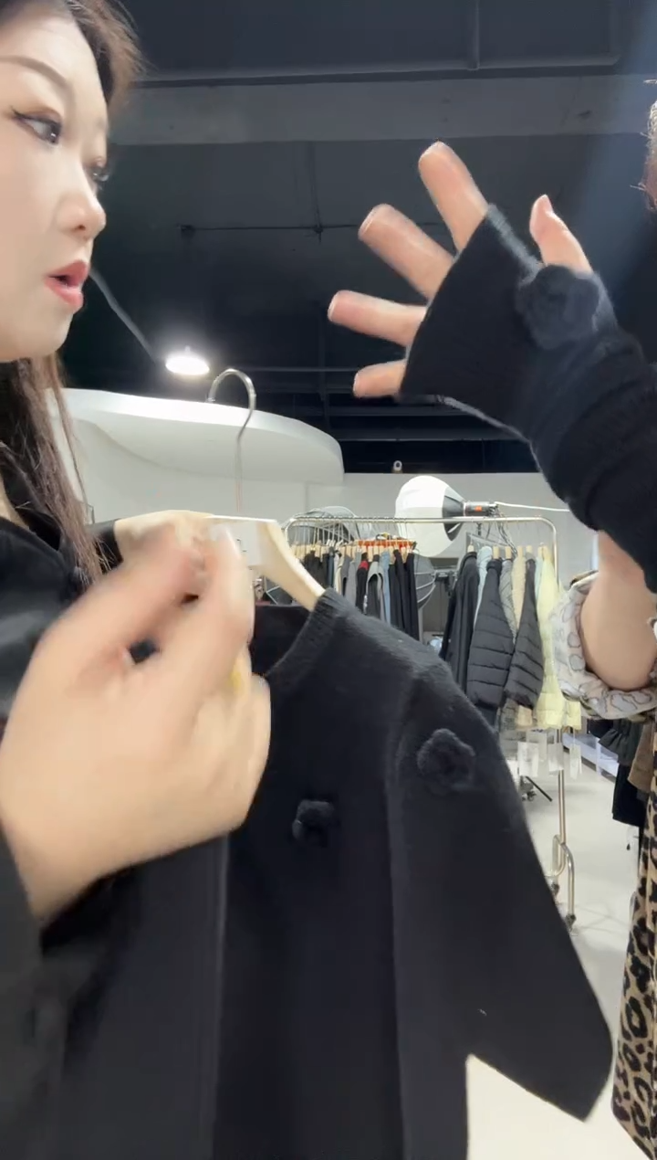 1012-黑色上衣···········