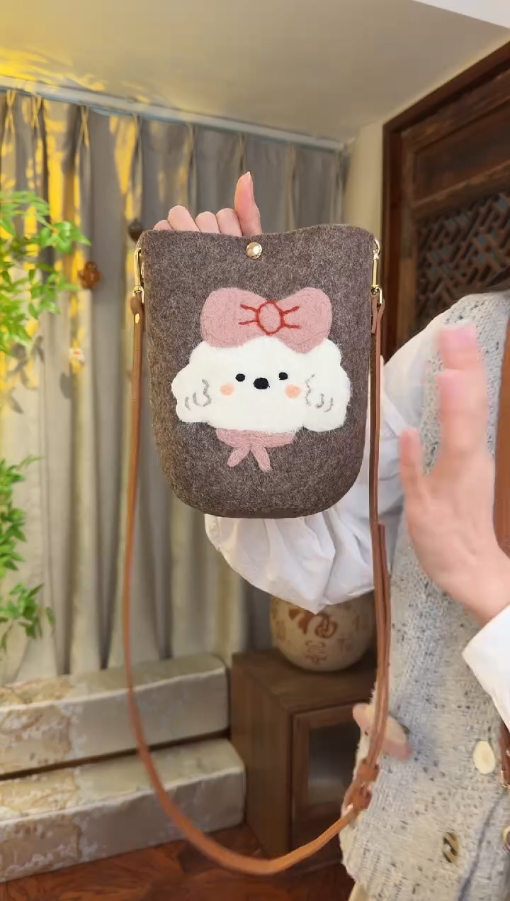 羊毛非遗羊毛毡包 手机包小狗