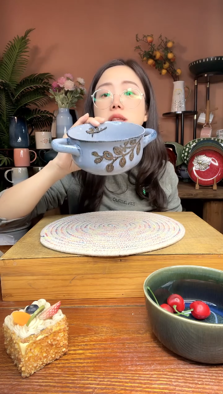 陶瓷6英寸手绘浮雕双耳碗 微瑕疵