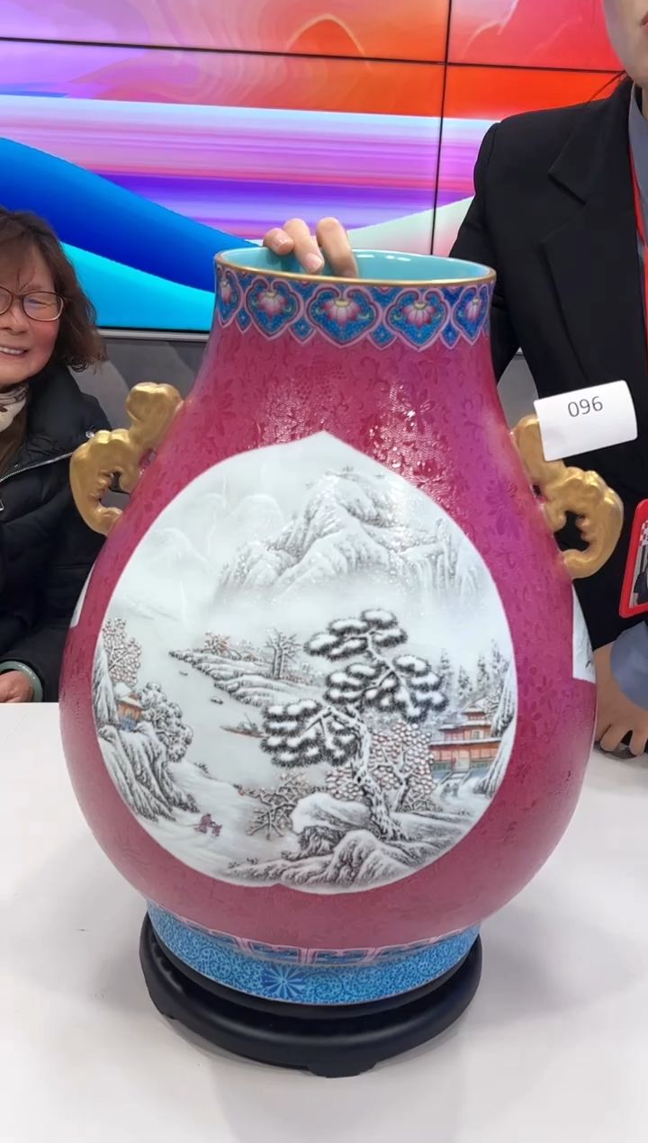 【闪购商品】瓶胭脂红底扒花开窗雪景双耳福筒尊096