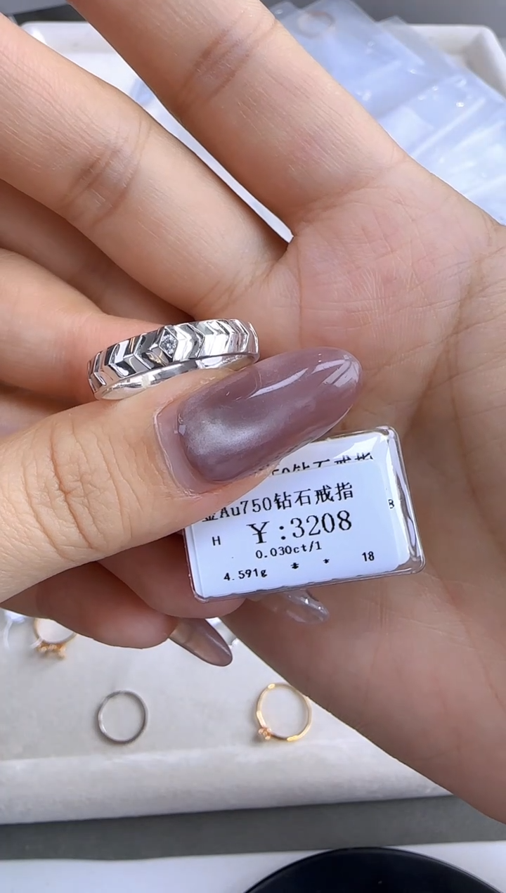 【闪购商品】钻石戒指/指环18K金镶嵌2888001