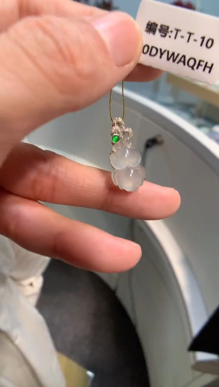 颈饰18K金镶嵌翡翠金鱼1