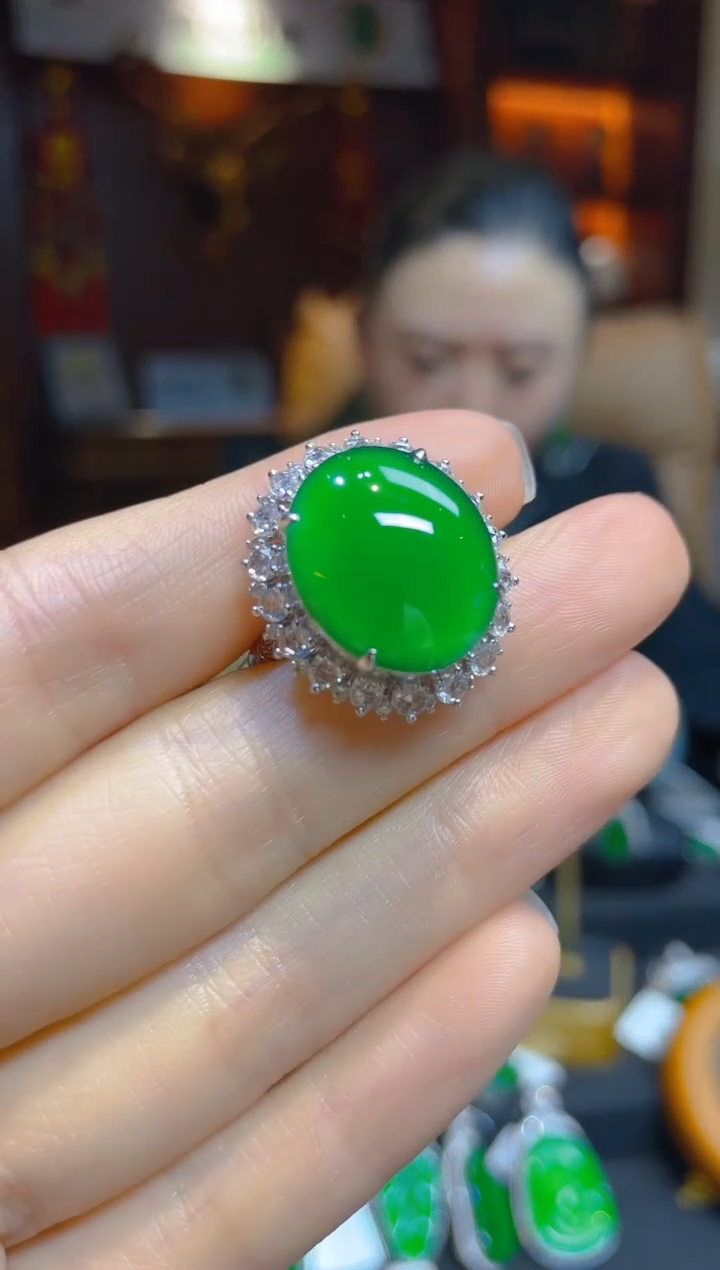 【闪购商品】翡翠戒指18K金镶嵌114062天然A货翡翠蛋面戒指