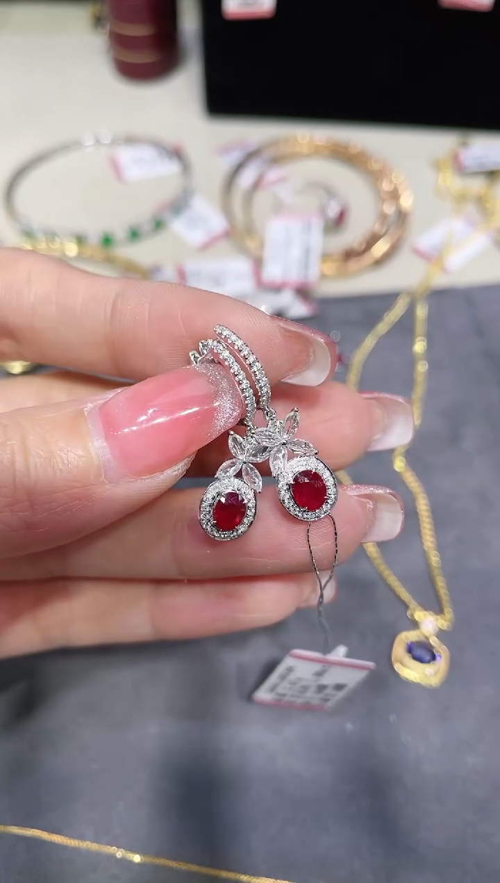 18K金镶嵌天然红宝石耳饰