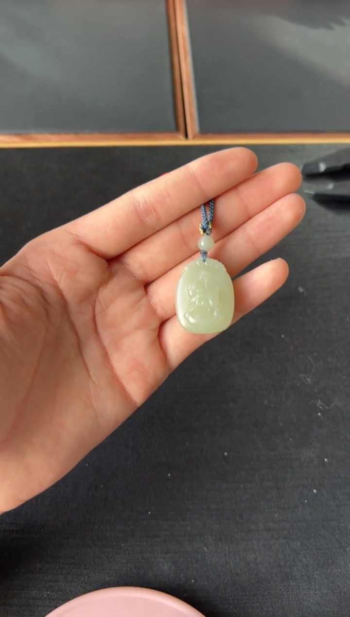 【闪购商品】和田玉吊坠(赠链)未镶嵌且末微色差迪克兰二细