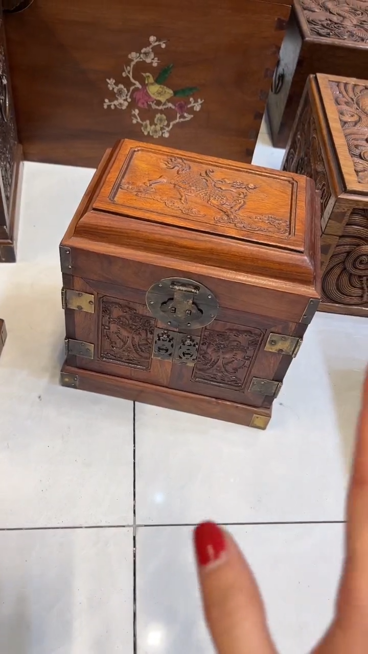 【闪购商品】木雕刻麒麟送福官箱