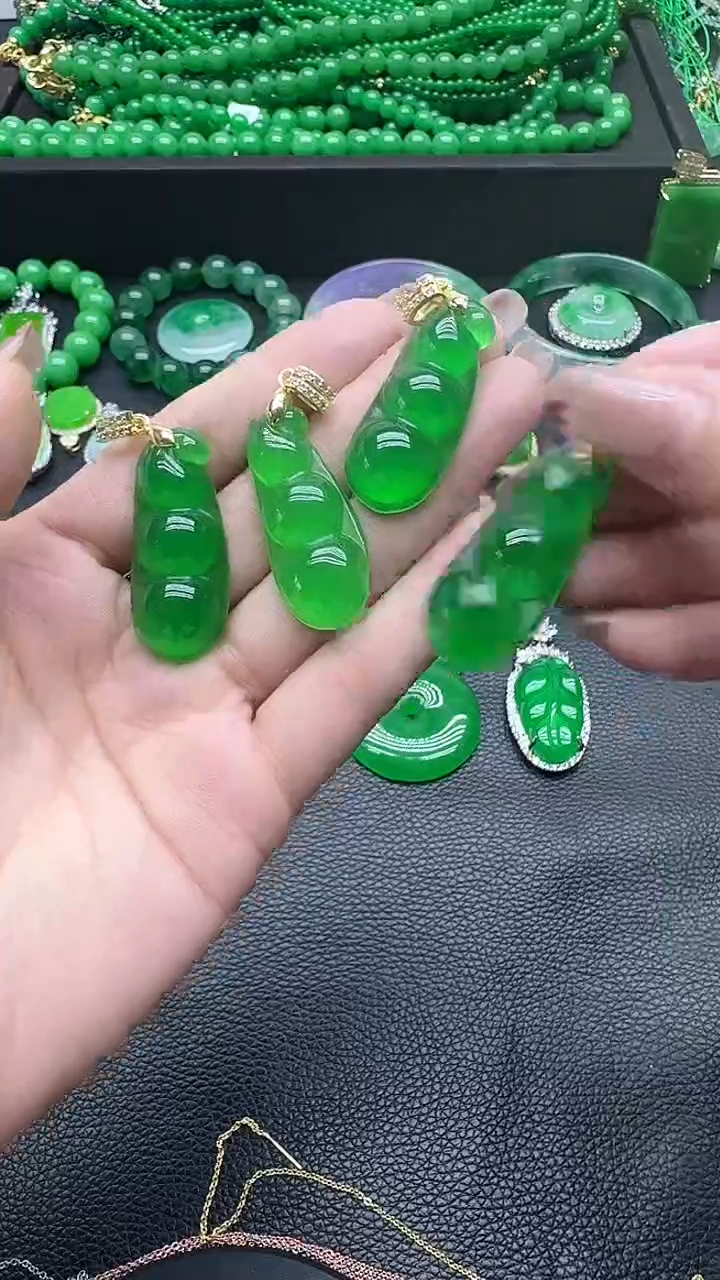 翡翠未镶嵌颈饰冰绿豆荚