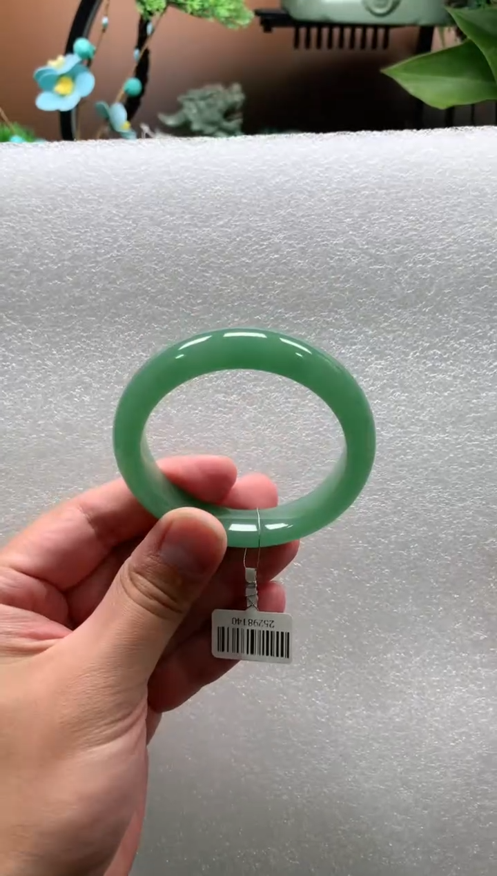 【闪购商品】石英质玉手镯未镶嵌青青55+多人