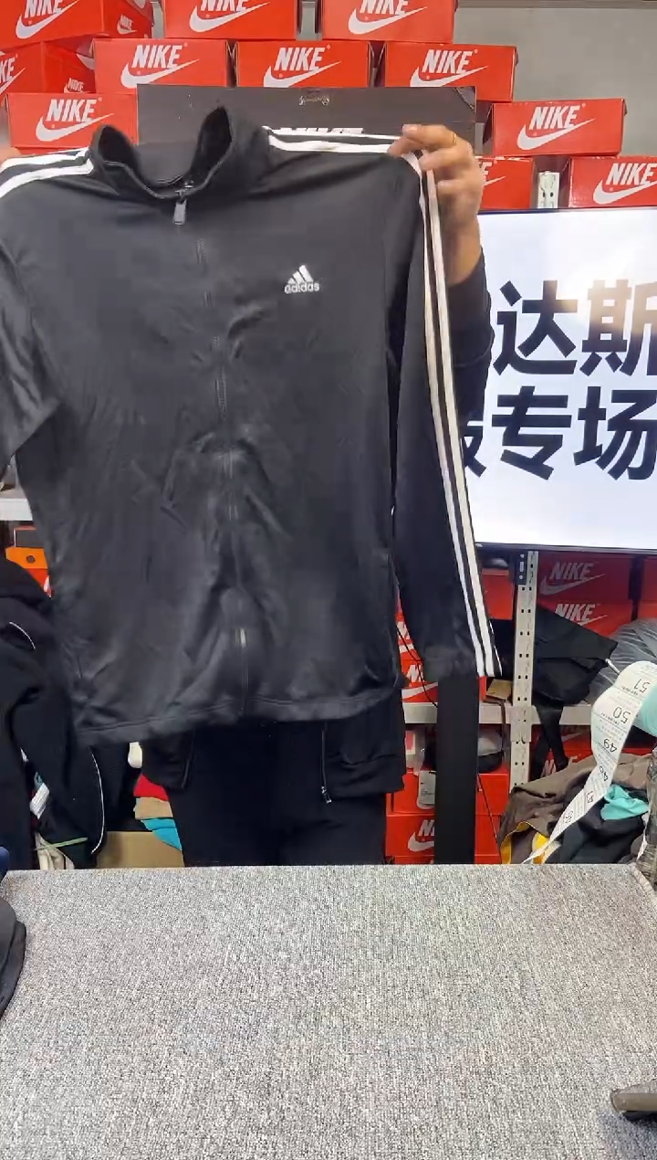042编码 全新无暇外套 直播间过款为准 尺码180XL 阿迪达斯