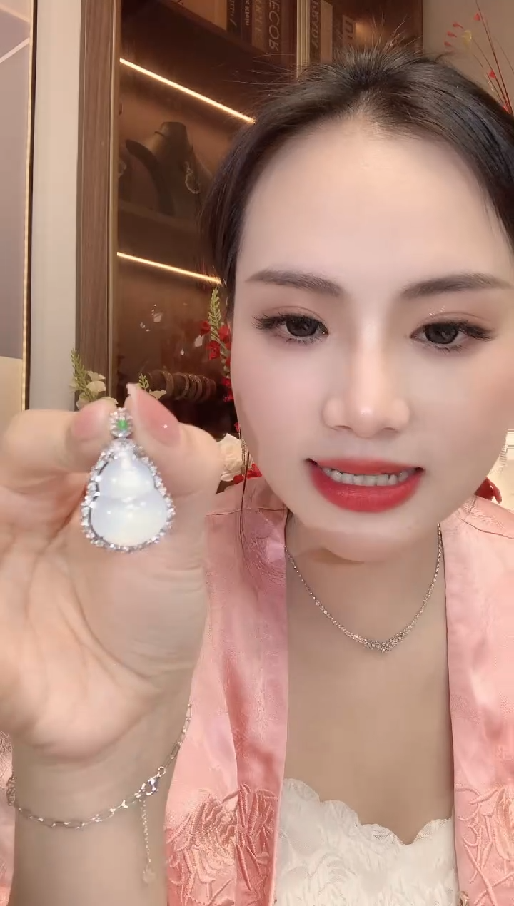 【闪购商品】翡翠吊坠(不含链)18K金镶嵌C28