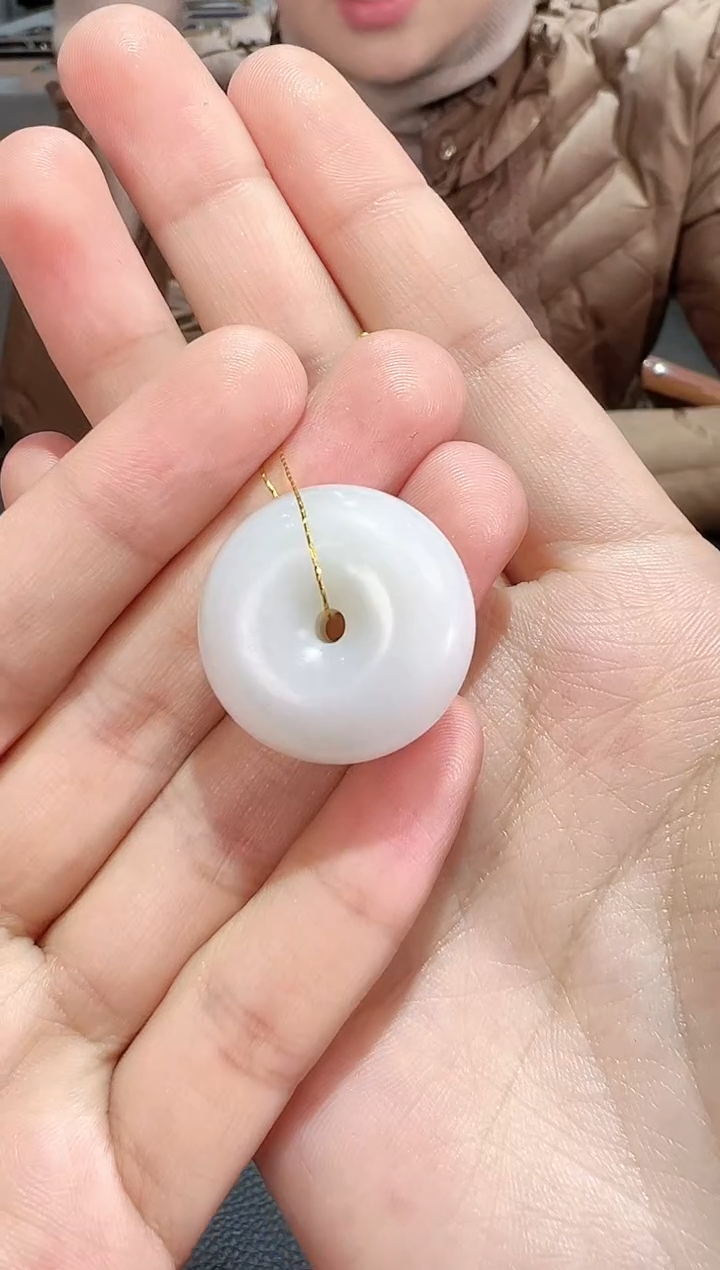 【闪购商品】和田玉吊坠(赠链)未镶嵌且末料青白玉面包扣