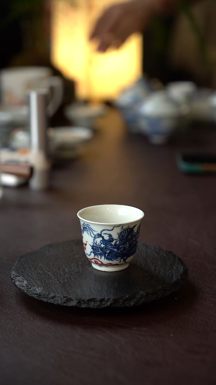 景德镇全手工手绘青花釉里红龙纹主人杯