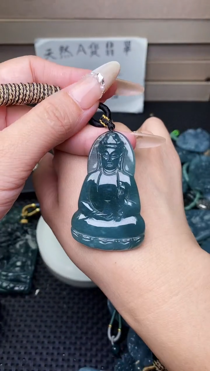 颈饰未镶嵌翡翠 