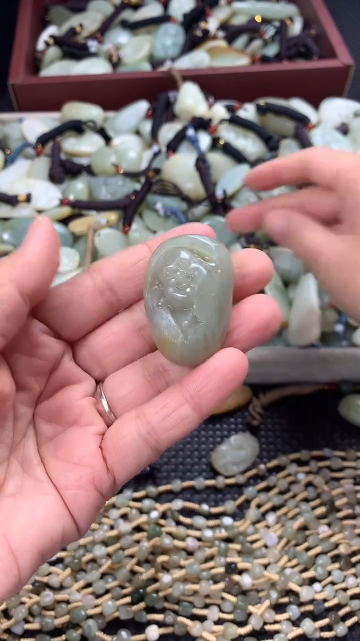 颈饰未镶嵌和田玉（多样性发一件）没有证书有瑕