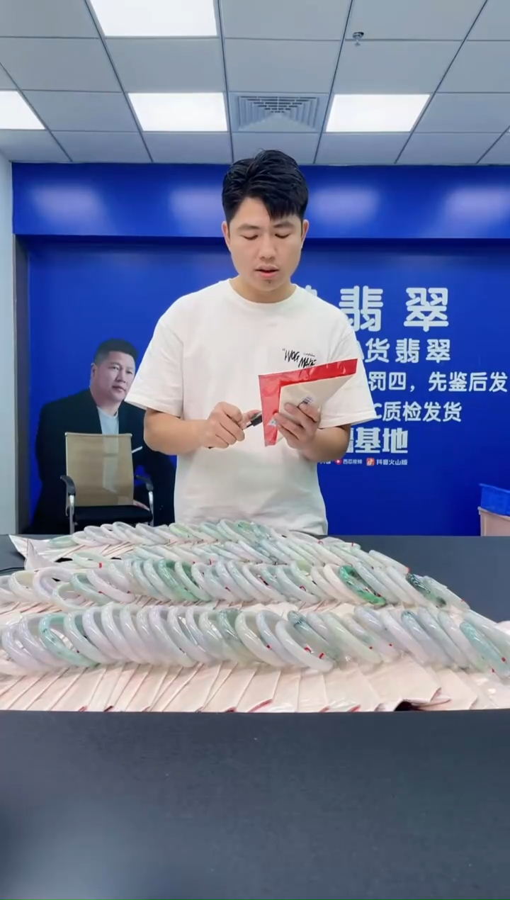 翡翠手镯未镶嵌AAAAAAAA
