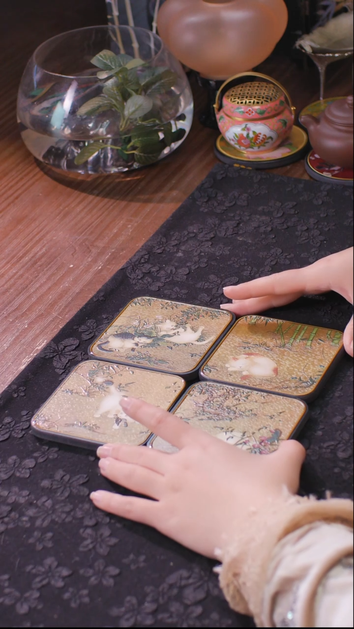 壹藏贰宝唐苑戏春图案杯垫一套