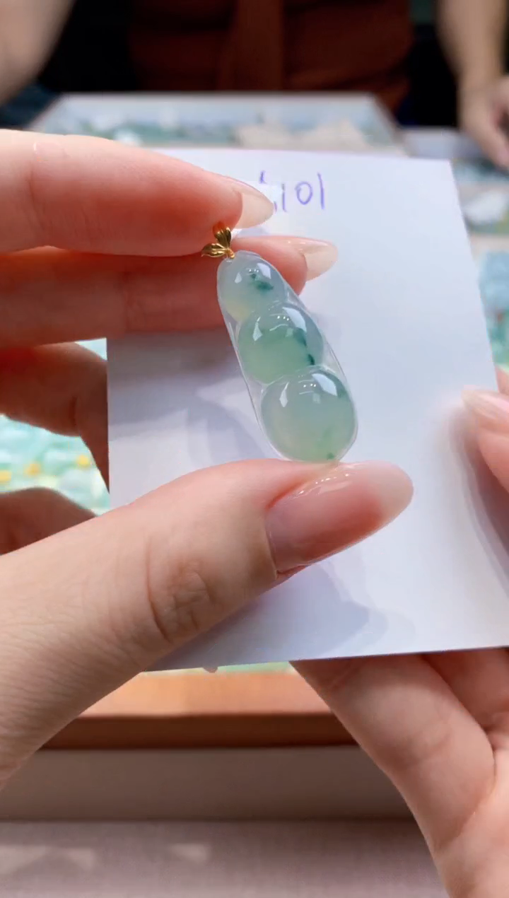 翡翠18K金镶嵌颈饰天然缅甸a货翡翠