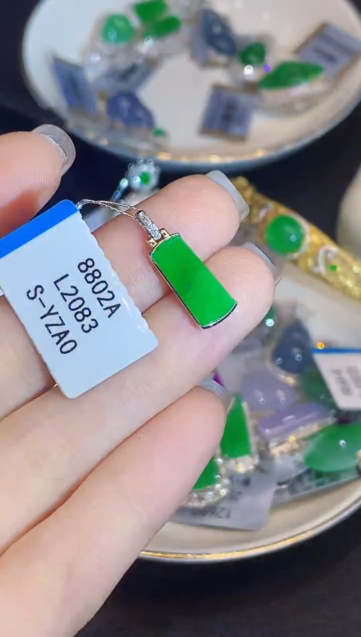 吊坠(不含链)18K金镶嵌翡翠多样性发其一