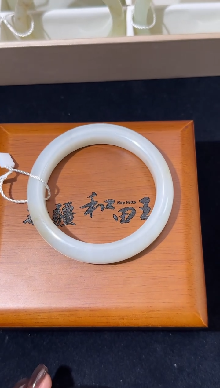 未镶嵌手镯和田玉且末唐白微色差56+手镯