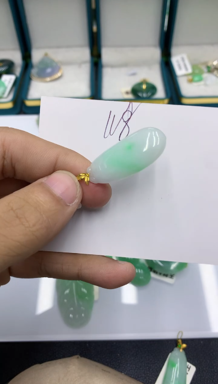 颈饰18K金镶嵌翡翠琴**欢翡翠