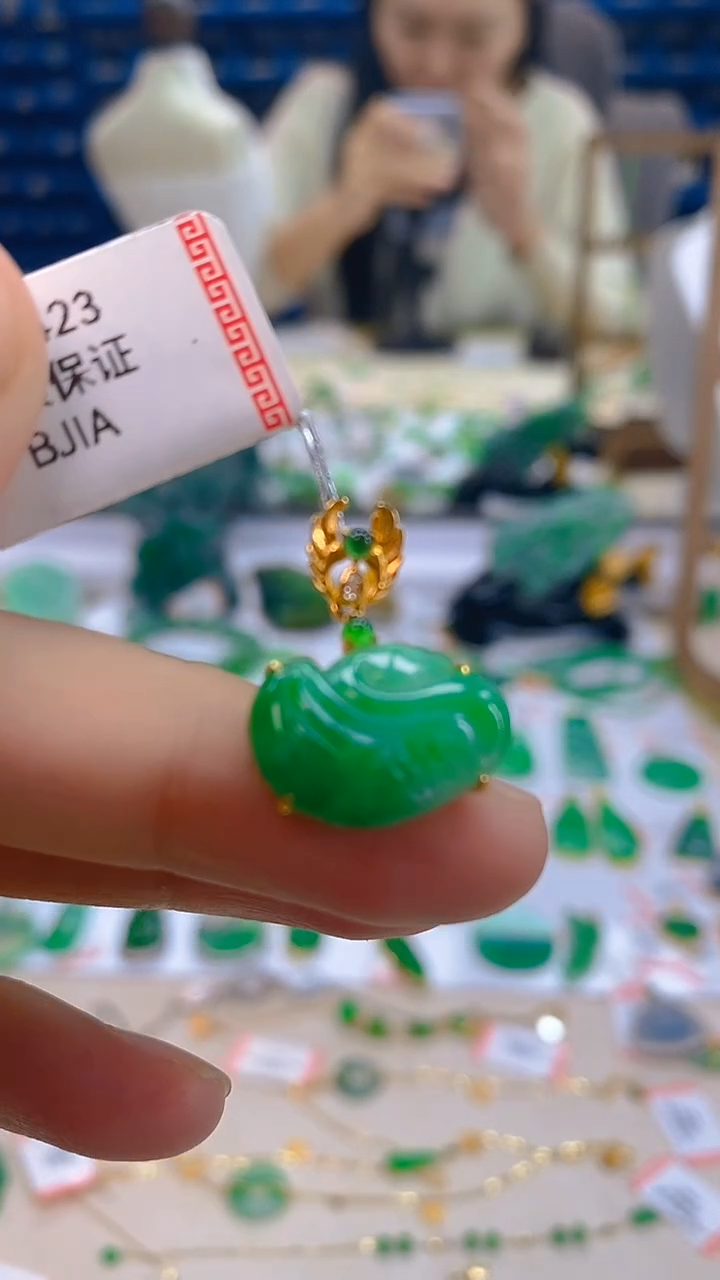 颈饰18K金镶嵌翡翠新号开播 全场乱卖