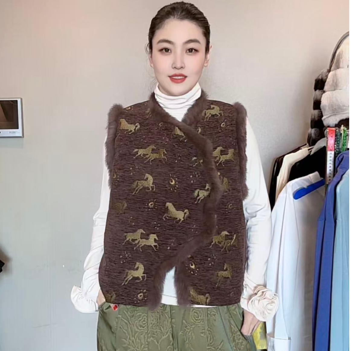 4019｛骏马福至｝新中式原创设计时尚花瓣襟夹棉兔毛边马甲