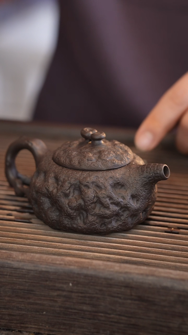 茶壶紫砂供春 黑金砂 170cc