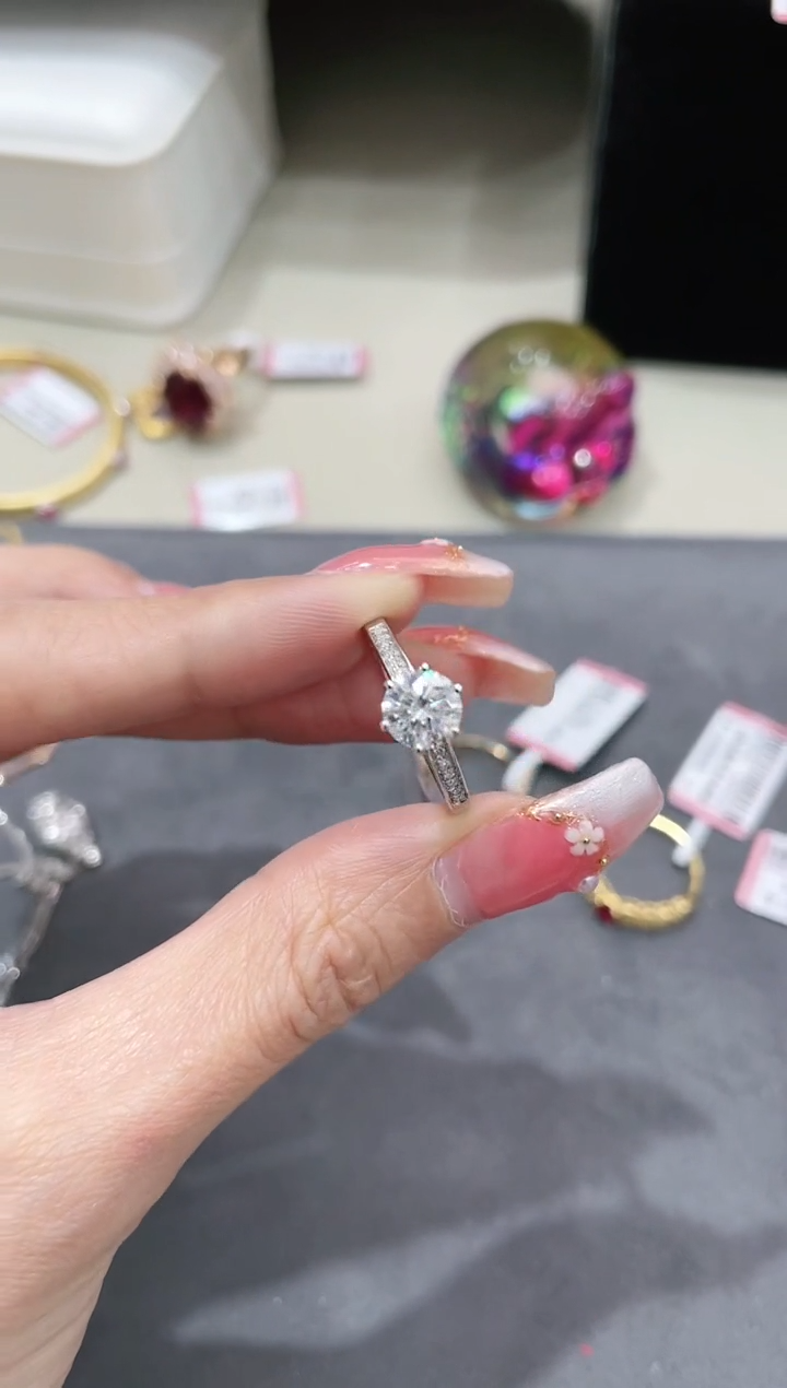合成碳硅石（莫桑石）18K金镶嵌莫桑石戒指 约1ct
