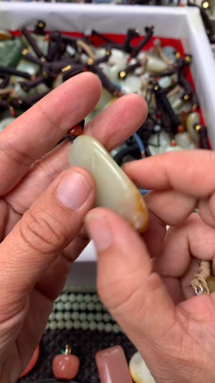 【闪购商品】和田玉颈饰未镶嵌多样性发货没有证书.拍一发一，有瑕