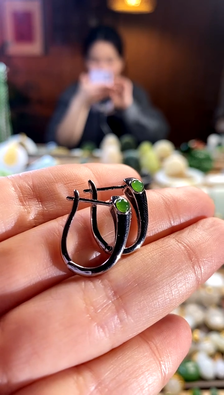 【闪购商品】和田玉耳饰银S925镶嵌。