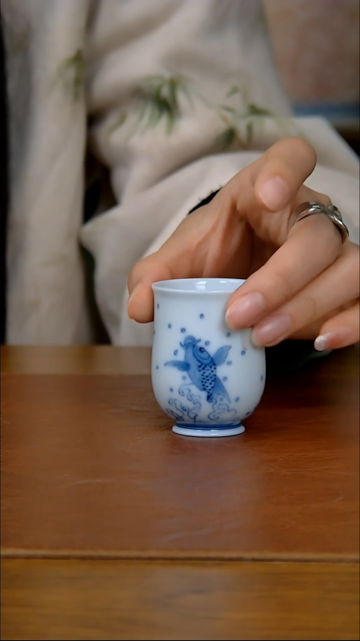 【闪购商品】鱼跃图闻香杯（柴窑）