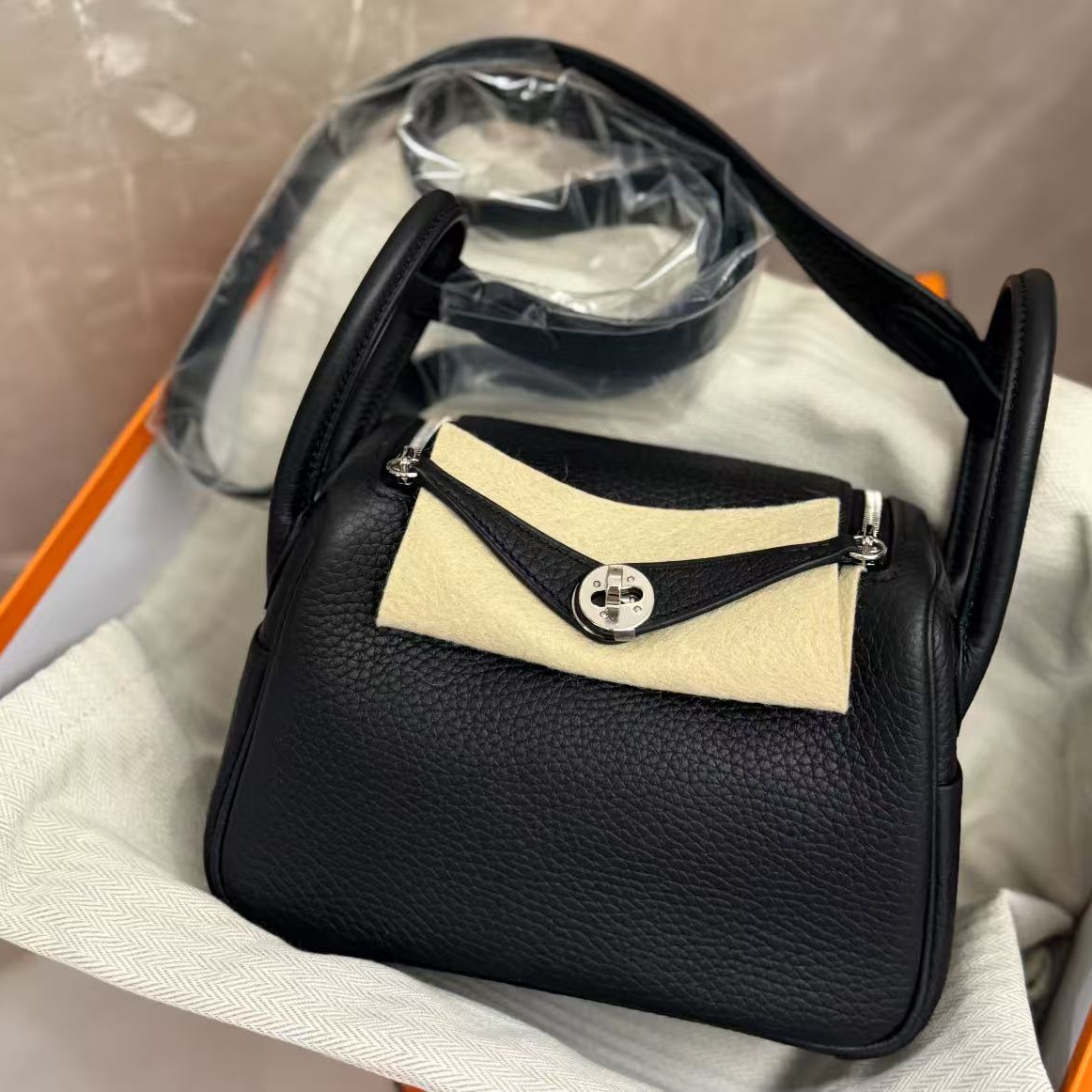 未使用 Hermes/爱马仕 minilindy 黑银 tc皮 W刻